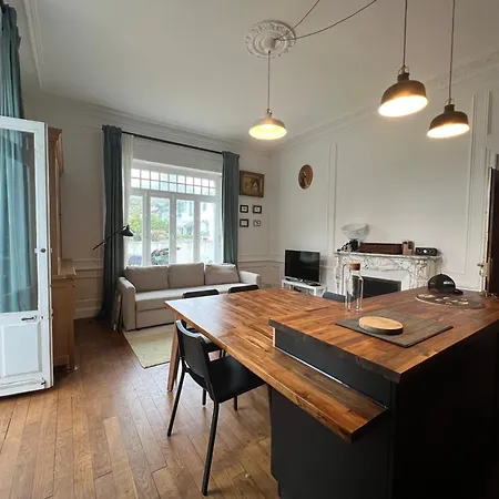 T2 Atypique Avec Parking Et Belle Terrasse - *